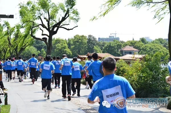 五月相逢西子湖，楚楚奔跑成奇景