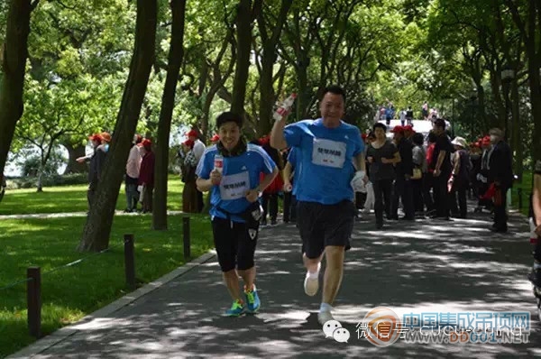 五月相逢西子湖，楚楚奔跑成奇景