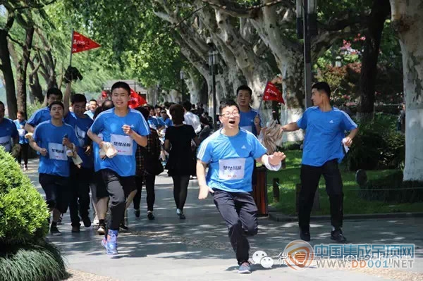 五月相逢西子湖，楚楚奔跑成奇景