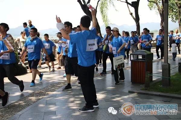 五月相逢西子湖，楚楚奔跑成奇景