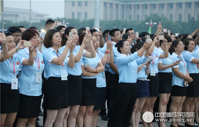 【現(xiàn)場報道】震撼與感動，奧華合伙人迎國旗唱國歌