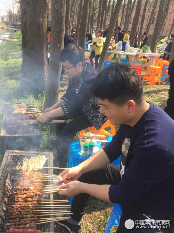 美郝嘉溫馨提示：人間四月，天朗氣清，最是一年燒烤好時光